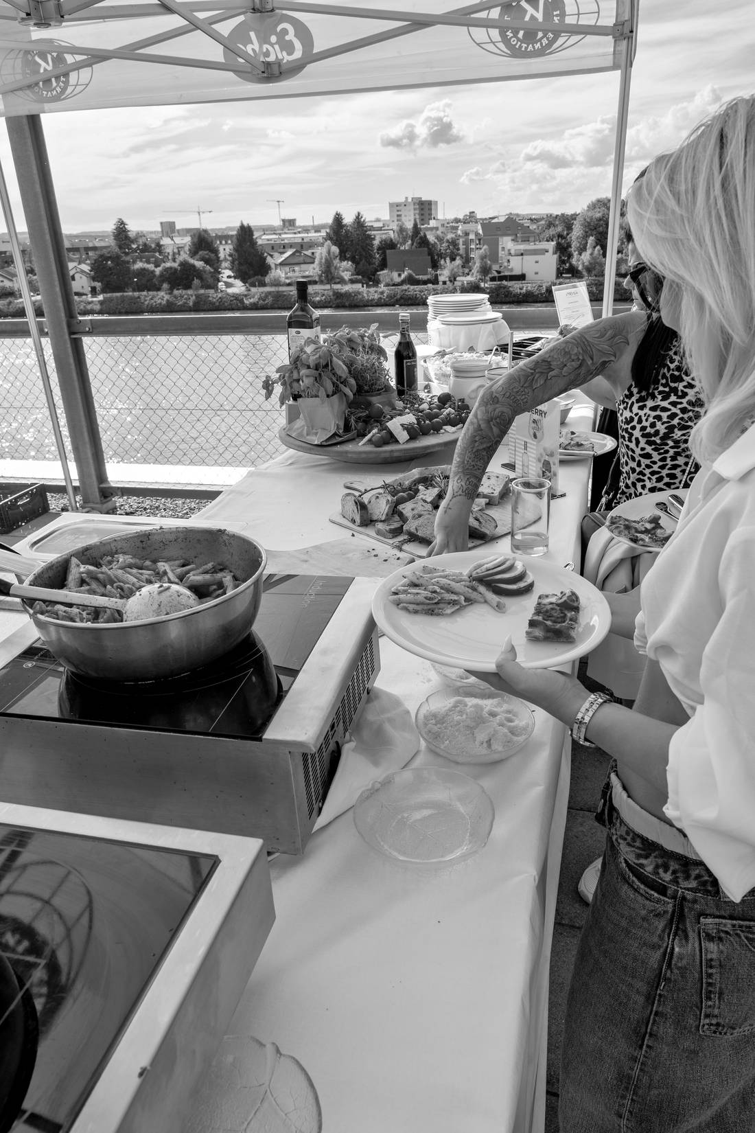 Pasta und Vorspeisen am Buffet