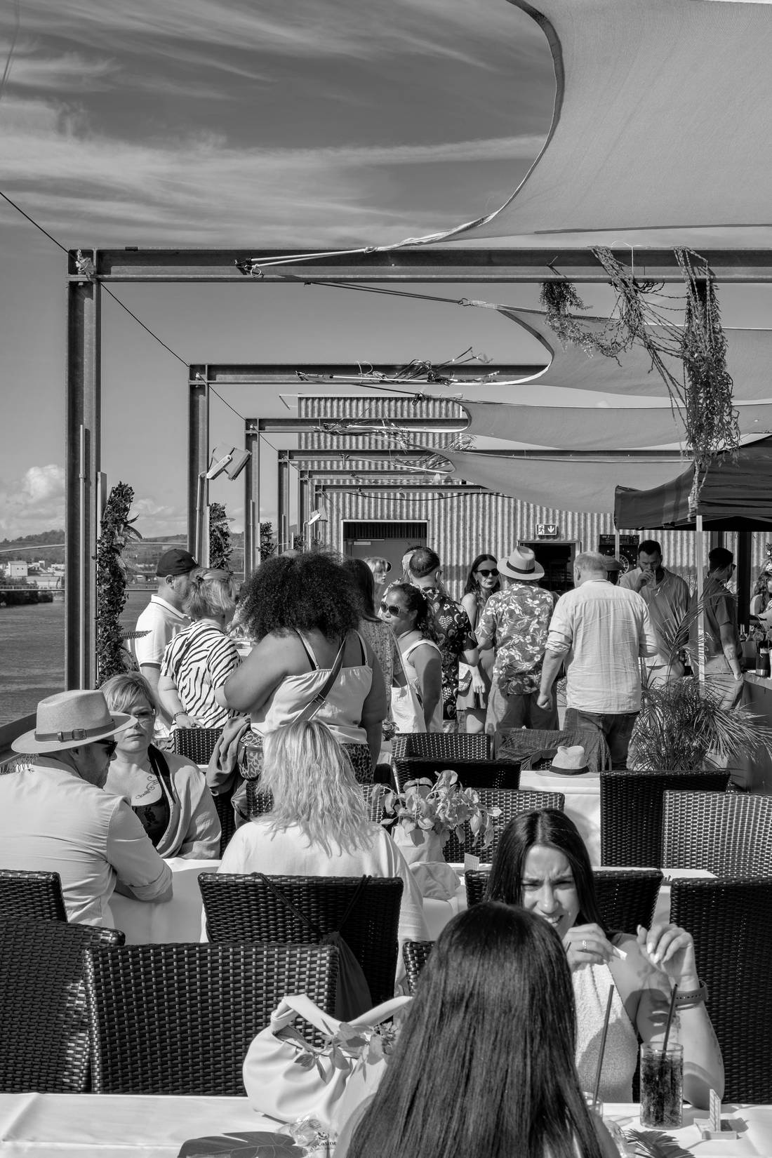 Volle Terrasse am Wasser