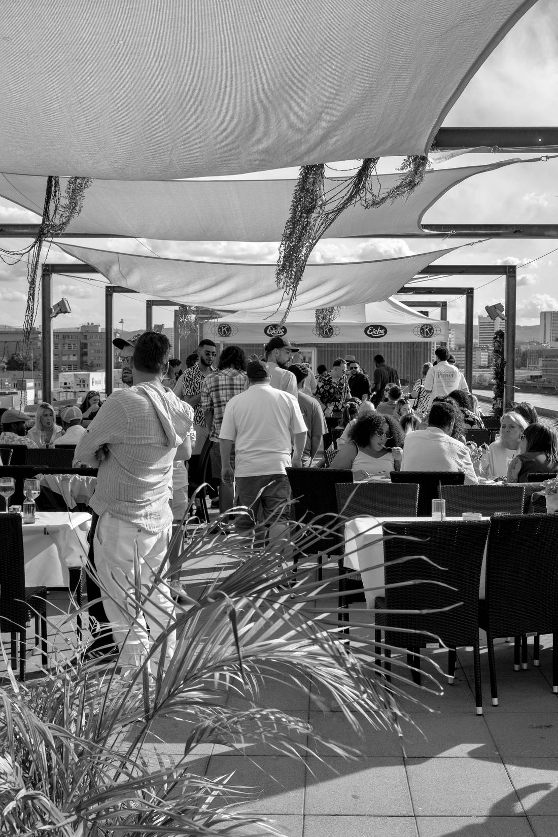 Blick über die Tische zur Bar