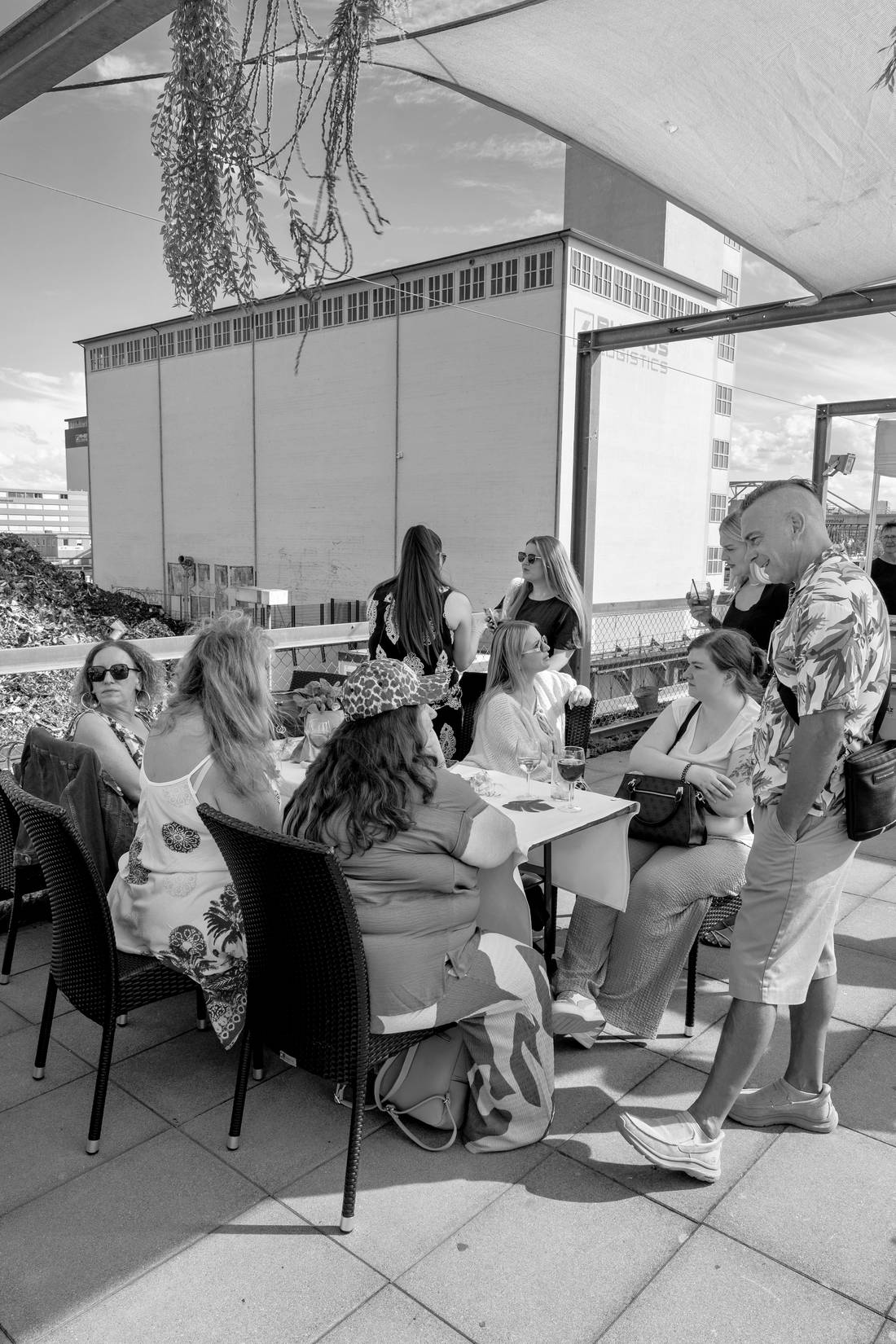 Tischgesellschaft im Schatten