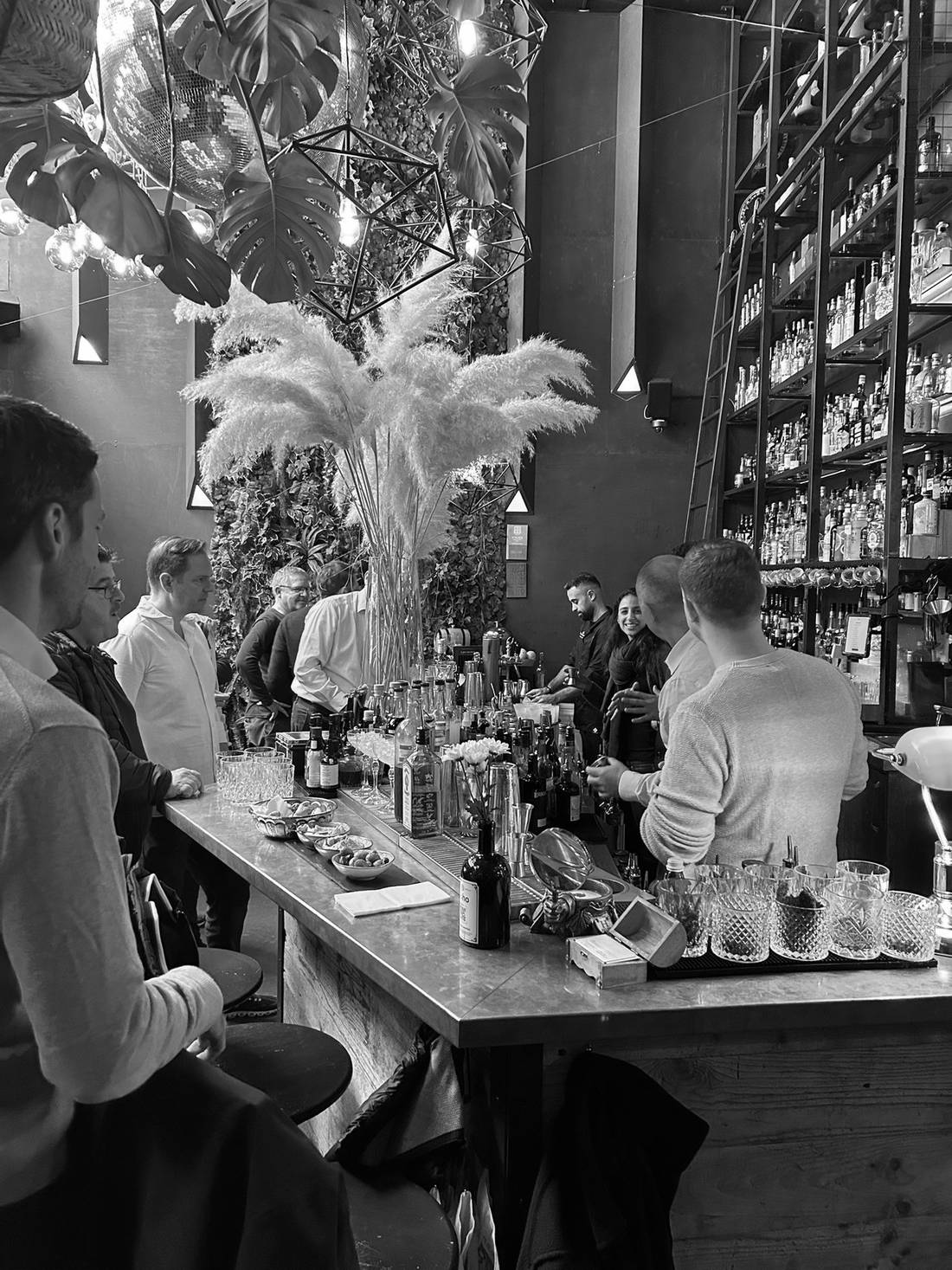Die Bar, gut besetzt