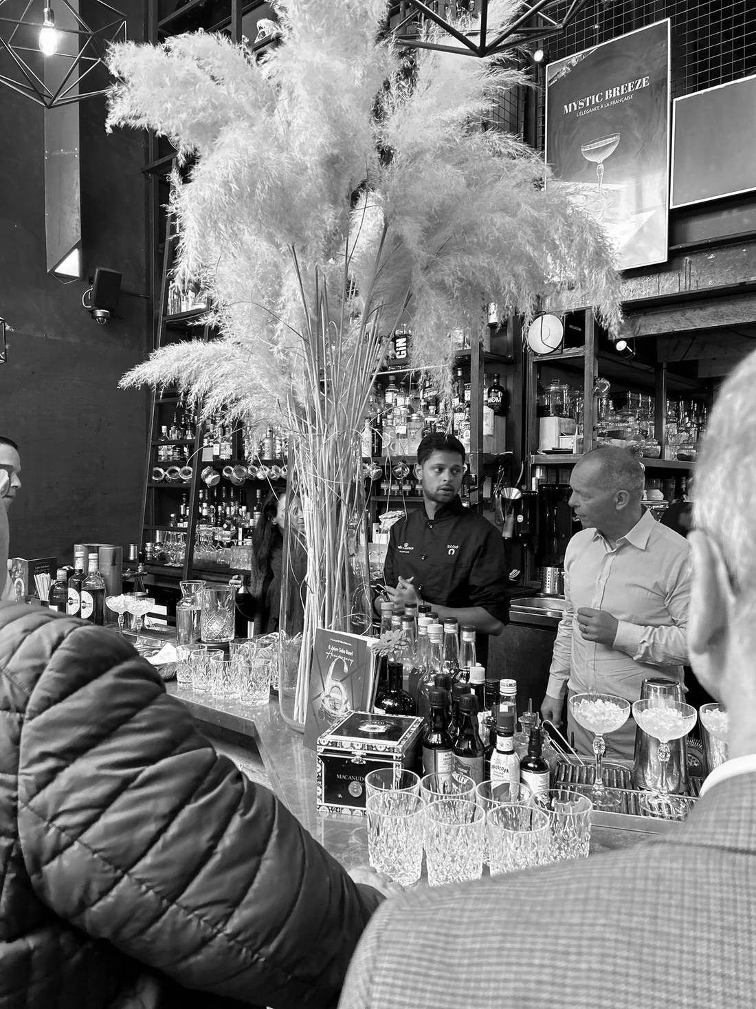 Der Barchef erklärt den Drink