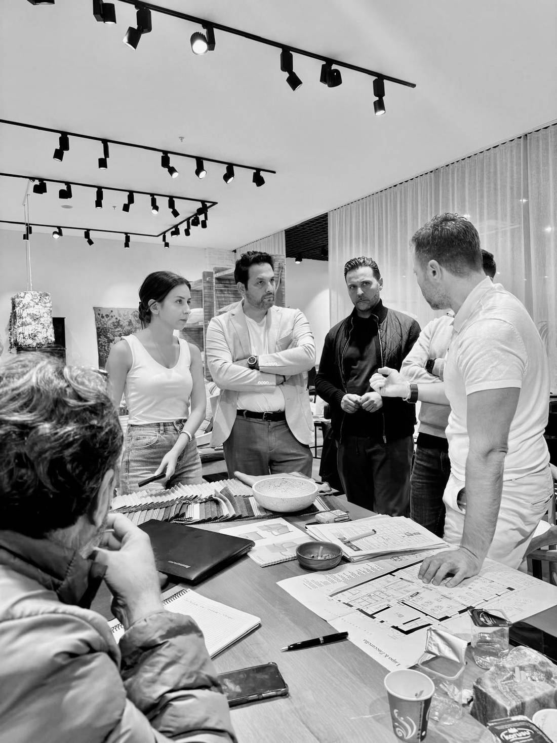 Besprechung im Showroom